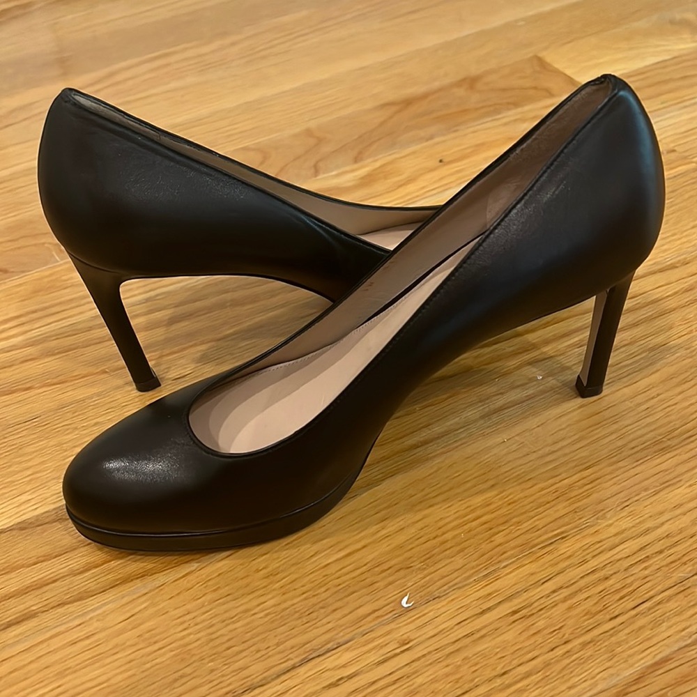 Stuart Weitzman black leather platswoon pump.